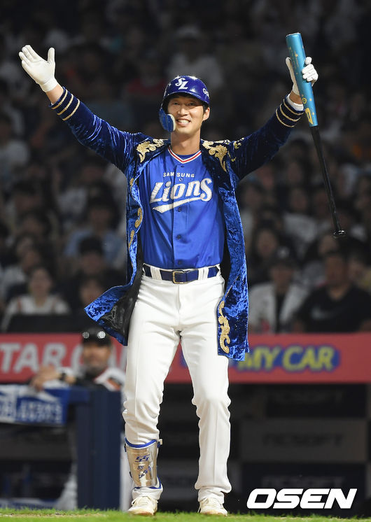 [OSEN=창원, 곽영래 기자] 21일 오후 경남 창원NC파크에서 ‘프로야구 2019 MY CAR KBO 올스타전’이 열렸다.6회초 무사 3루 드림 올스타 이학주가 응원단장의 옷을 입고 자신의 응원가 안무를 선보이고 있다. /youngrae@osen.co.kr