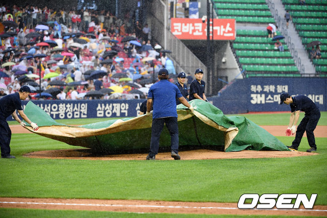 [OSEN=잠실, 민경훈 기자]3회말 갑작스러운 우천으로 경기가 잠시 중단되고 있다./rumi@osen.co.kr