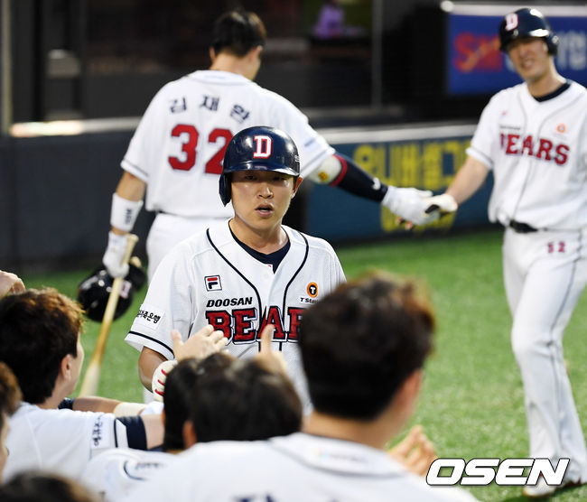 [OSEN=잠실, 민경훈 기자]4회말 1사 2,3루 두산 페르난데스의 중견수 오른쪽 2타점 적시타때 홈을 밟은 정수빈과 김재호가 덕아웃에서 동료들과 하이파이브를 하고 있다./rumi@osen.co.kr