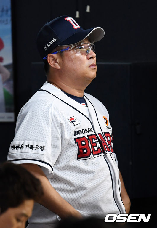 [OSEN=잠실, 민경훈 기자]4회말 두산 덕아웃에서 김태형 감독이 생각에 잠겨 있다. /rumi@osen.co.kr