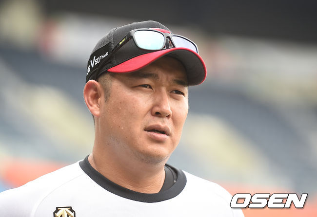 [OSEN=잠실, 곽영래 기자] 30일 오후 서울 잠실야구장에서 열리는 ‘2019 신한은행 MY CAR KBO리그' LG 트윈스와 키움 히어로즈의 경기에 앞서 양팀 훈련시간이 진행됐다.LG로 트레이드된 송은범이 인터뷰를 하고 있다. / youngrae@osen.co.kr