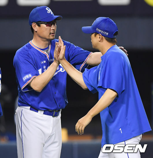 [OSEN=박준형 기자]경기종료 후 삼성 김한수 감독이 7승을 거둔 윤성환과 하이파이브를 하고 있다. / soul1014@osen.co.kr