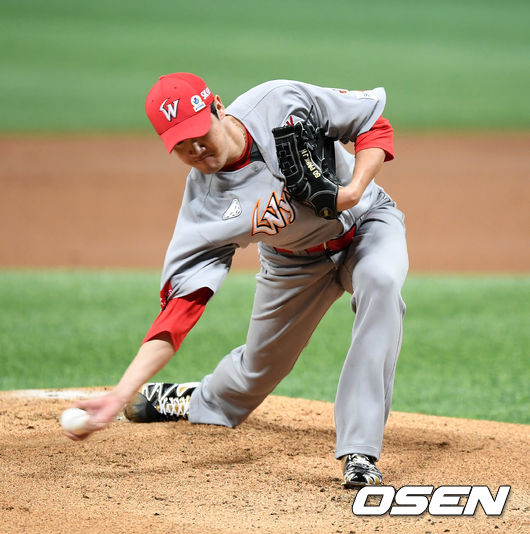 [OSEN=지형준 기자]1회말 SK 박종훈이 역투하고 있다. /jpnews@osen.co.kr