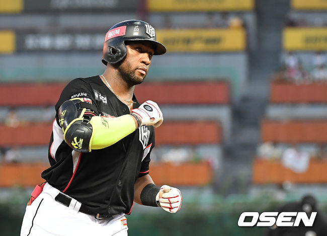 [OSEN=인천, 곽영래 기자]4회초 2사 KT 로하스가 솔로 홈런을 때려낸 뒤 베이스를 돌고 있다. /youngrae@osen.co.kr