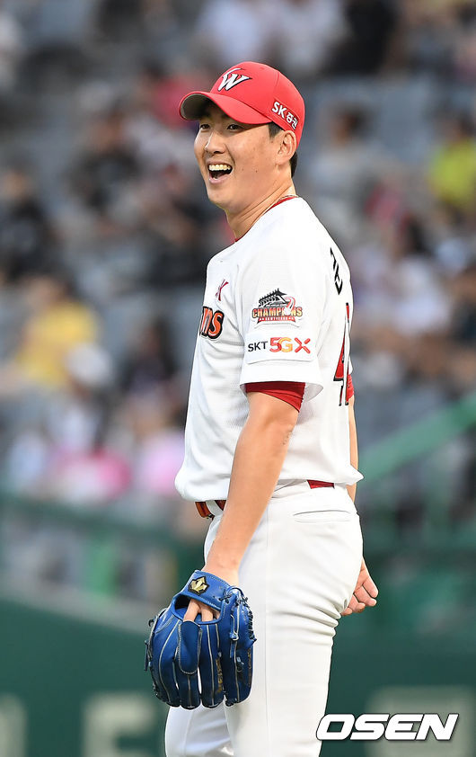[OSEN=인천, 곽영래 기자]3회초 무사 1루 SK 문승원이 KT 김진곤의 내야 땅볼때 병살 처리한 김성현을 보고 미소를 짓고 있다. /youngrae@osen.co.kr