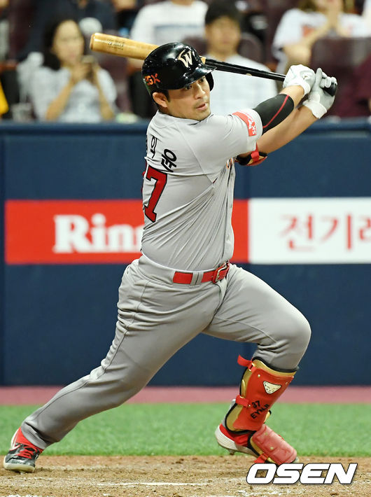 [OSEN=고척, 민경훈 기자]8회초 2사 주자 1,2루 SK 정의윤이 우익수 앞 1타점 적시타를 날리고 있다./rumi@osen.co.kr