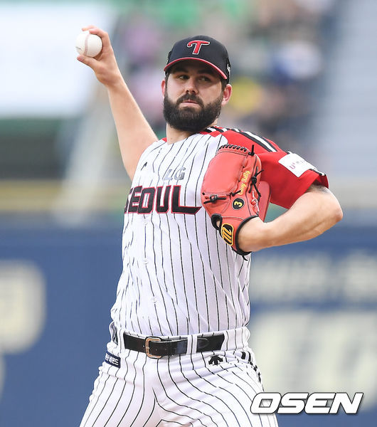 [OSEN=박준형 기자] 4일 오후 서울 잠실구장에서 '2019 신한은행 MY CAR KBO리그' LG 트윈스와 삼성 라이온즈의 경기가 열렸다.2회초 LG 선발투수 켈리가 역투하고 있다./ soul1014@osen.co.kr