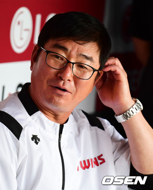 [OSEN=잠실, 지형준 기자]경기에 앞서 LG 류중일 감독이 취재진과 이야기를 나누고 있다. /jpnews@osen.co.kr