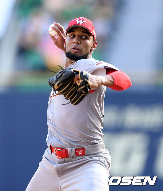 [OSEN=잠실, 이대선 기자]1회말 무사에서 SK 선발투수 산체스가 역투하고 있다. /sunday@osen.co.kr