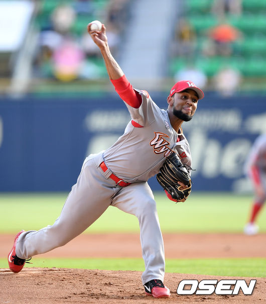 [OSEN=잠실, 이대선 기자]1회말 무사에서 SK 선발투수 산체스가 역투하고 있다. /sunday@osen.co.kr