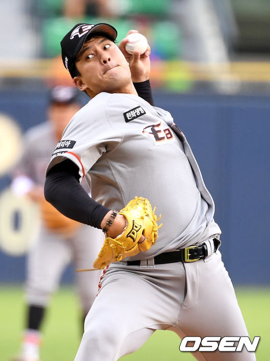 [OSEN=잠실, 최규한 기자]한화 선발 임준섭이 힘차게 공을 뿌리고 있다. /dreamer@osen.co.kr