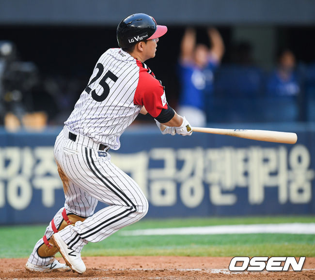 [OSEN=박준형 기자]4회말 2사 1,3루 LG 김민성이 동점 1타점 적시타를 날리고 있다 / soul1014@osen.co.kr