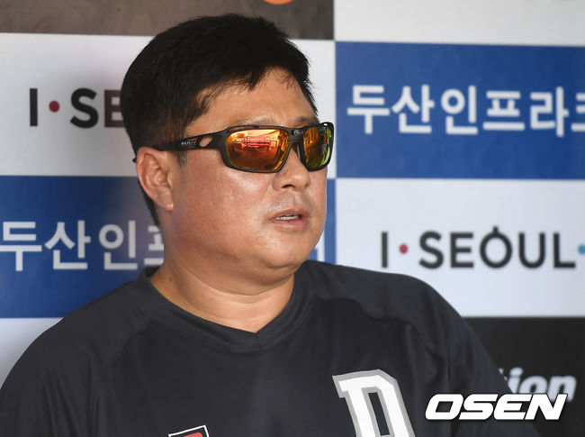 [OSEN=잠실, 곽영래 기자]두산 김태형 감독이 취재진과 이야기를 나누고 있다. /youngrae@osen.co.kr