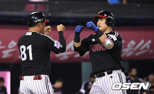 [OSEN=잠실, 곽영래 기자]5회초 2사 LG 유강남이 솔로 홈런을 때린 뒤 김호 코치와 주먹을 맞대고 있다. /youngrae@osen.co.kr