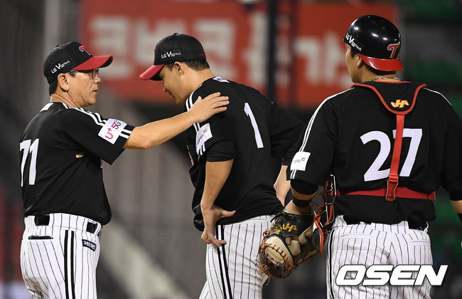 [OSEN=잠실, 곽영래 기자]5회말 1사 1,2루 LG 임찬규가 강판되고 있다. /youngrae@osen.co.kr