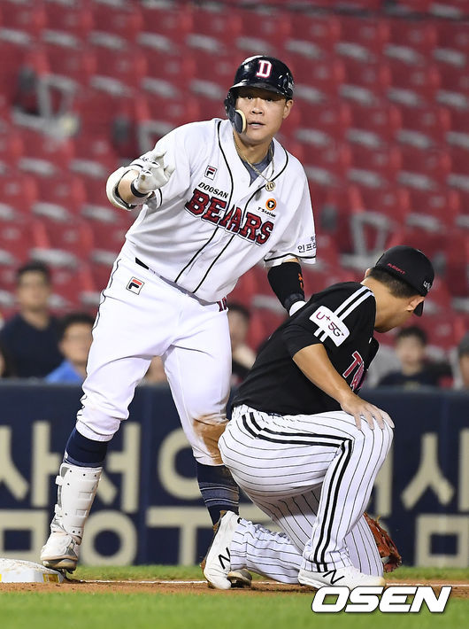 [OSEN=잠실, 곽영래 기자]3회말 2사 1루 두산 박세혁이 적시타를 때린 뒤 3루까지 진루하고 있다. /youngrae@osen.co.kr
