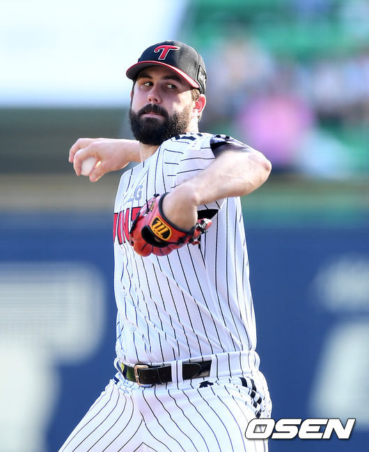 [OSEN=잠실, 이대선 기자]1회초 무사에서 LG 선발투수 켈리가 역투하고 있다. /sunday@osen.co.kr