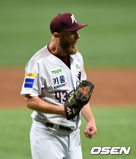 [OSEN=고척, 이대선 기자]1회초 1사 만루에서 키움 요키시가 두산 허경민의 내야땅볼 때 병살 찬스를 놓치자 아쉬워하고 있다. /sunday@osen.co.kr