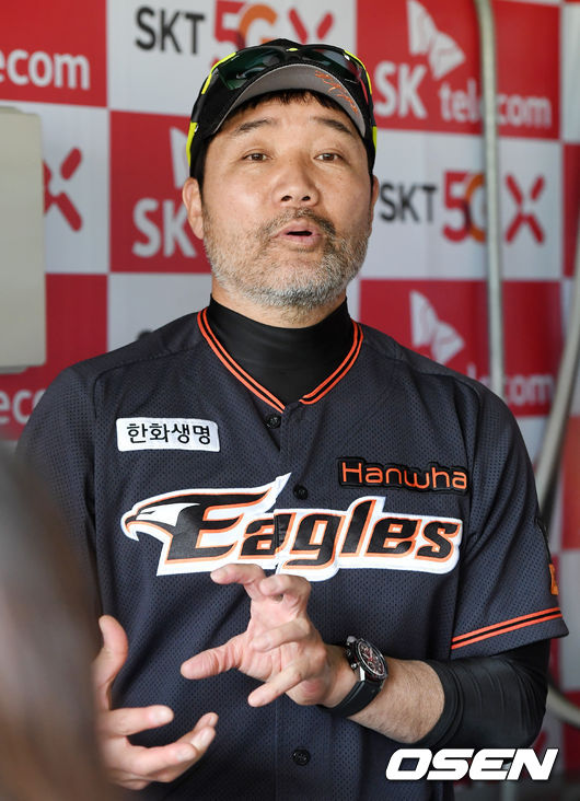 [OSEN=인천, 민경훈 기자]한화 한용덕 감독이 덕아웃에서 취재진의 질문에 답하고 있다./rumi@osen.co.kr