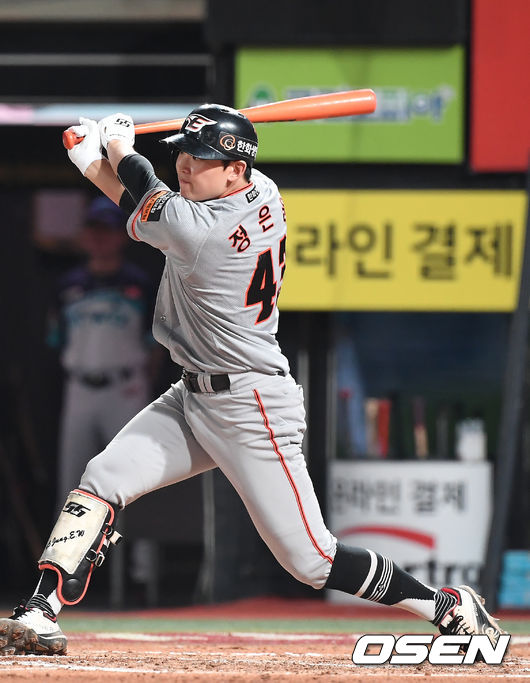 [OSEN=수원, 곽영래 기자] 1일 오후 수원 KT위즈파크에서 '2019 신한은행 MY CAR KBO리그' KT위즈와 한화 이글스 경기가 열렸다.6회초 무사 2루 한화 정은원이 안타를 때려내고 있다. / youngrae@osen.co.kr