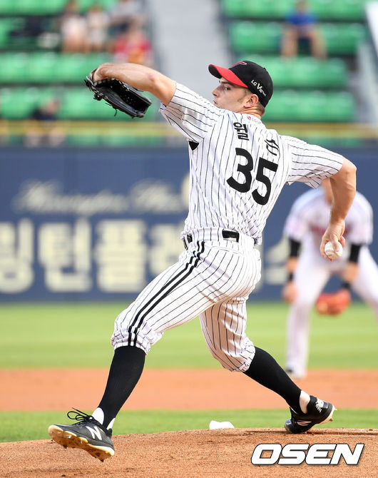 [OSEN=잠실, 이대선 기자]1회초 무사에서 LG 선발투수 윌슨이 역투하고 있다. /sunday@osen.co.kr
