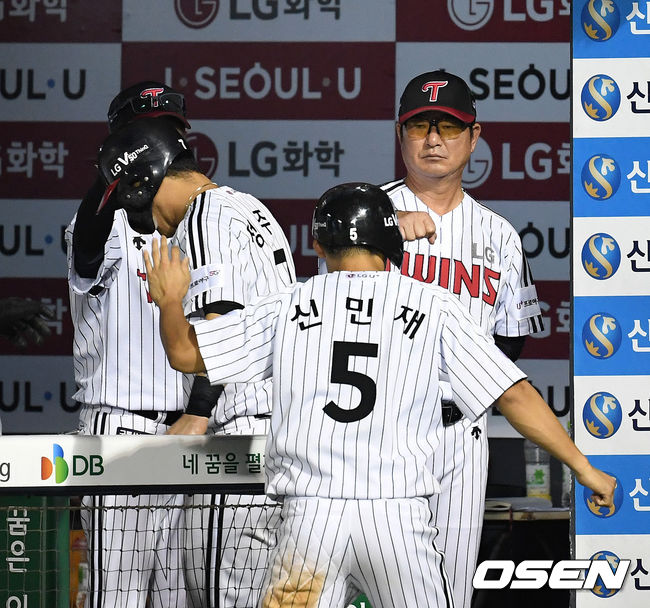 [OSEN=잠실, 이대선 기자]4회말 2사 만루에서 LG 김현수의 2타점 적시타 때 류중일 감독이 더그아웃에서 홈을 밟은 정주현, 신민재와 하이파이브를 하고 있다. /sunday@osen.co.kr