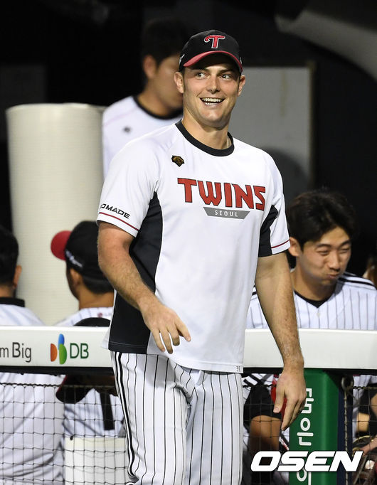 [OSEN=잠실, 이대선 기자]경기 종료 후 LG 윌슨이 미소를 짓고 있다. /sunday@osen.co.kr