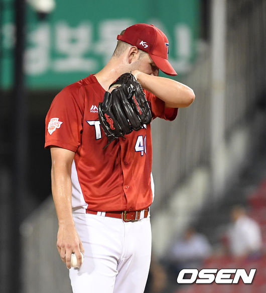 [OSEN=잠실, 이대선 기자]3회말 1사 만루 상황을 허용한 KIA 터너가 아쉬워하고 있다. /sunday@osen.co.kr