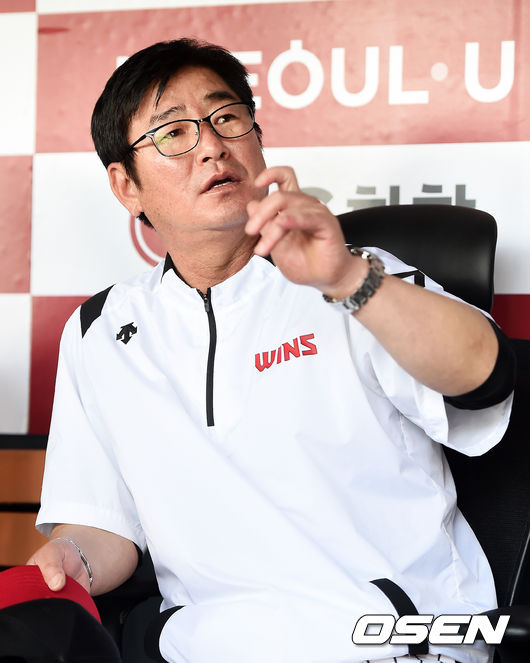 [OSEN=잠실, 박재만 기자]LG 류중일 감독이 인터뷰를 하고 있다. /pjmpp@osen.co.kr