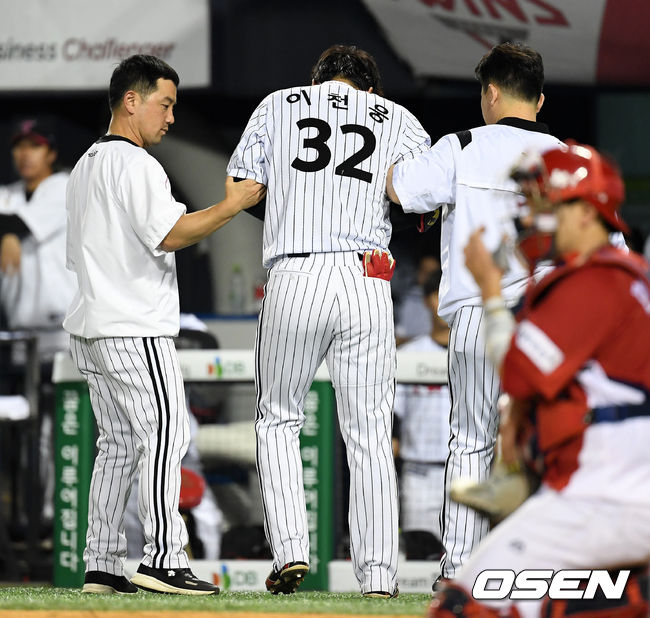 [OSEN=잠실, 이대선 기자]3회말 1사 1,2루에서 LG 이천웅이 KIA 터너의 투구에 맞고 교체되고 있다. /sunday@osen.co.kr