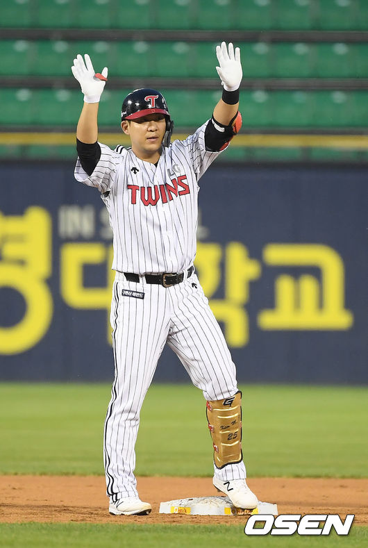 [OSEN=잠실, 곽영래 기자]2회말 무사 1,3루 LG 김민성이 동점 적시타를 때린 뒤 세레머니를 하고 있다. /youngrae@osen.co.kr