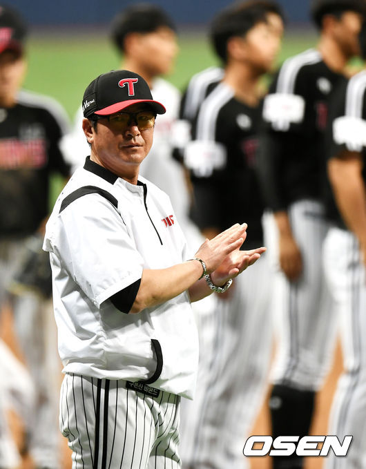[OSEN=박재만 기자]경기에서 승리한 LG 류중일 감독이 선수들에게 박수를 보내고 있다. /pjmpp@osen.co.kr