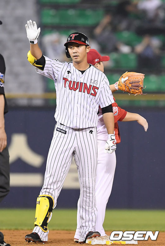 [OSEN=잠실, 곽영래 기자]4회말 2사 1,2루 LG 전민수가 동점 적시타를 때린 뒤 KIA 이창진의 실책으로 2루까지 진루해 세레머니를 하고 있다. /youngrae@osen.co.kr