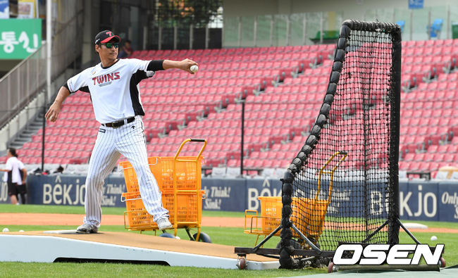 [OSEN=잠실, 지형준 기자]경기에 앞서 LG 이동현이 배팅볼을 던지며 동료선수들의 타격 훈련을 돕고 있다. /jpnews@osen.co.kr