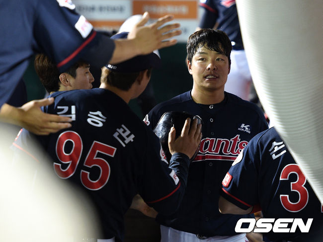 [OSEN=이대선 기자] 민병헌이 더그아웃에서 동료들과 환호하고 있다. /sunday@osen.co.kr