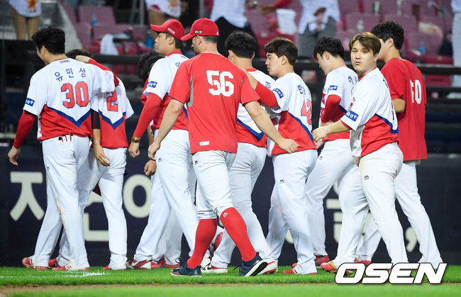 KIA타이거즈 선수들이 경기를 마치고 더그아웃으로 들어가고 있다./OSEN DB