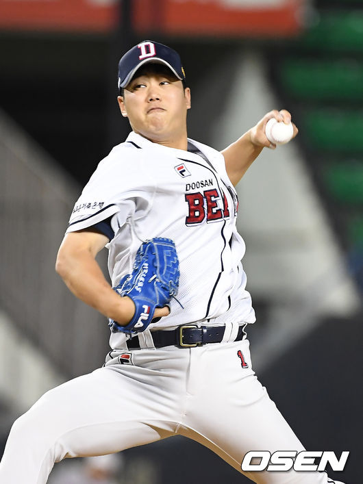 [OSEN=잠실, 곽영래 기자] 20일 오후 서울 잠실 야구장에서 '2019 신한은행 MY CAR KBO리그' 두산 베어스와 KIA 타이거즈의 경기가 열렸다.9회초 두산 함덕주가 역투하고 있다. / youngrae@osen.co.kr