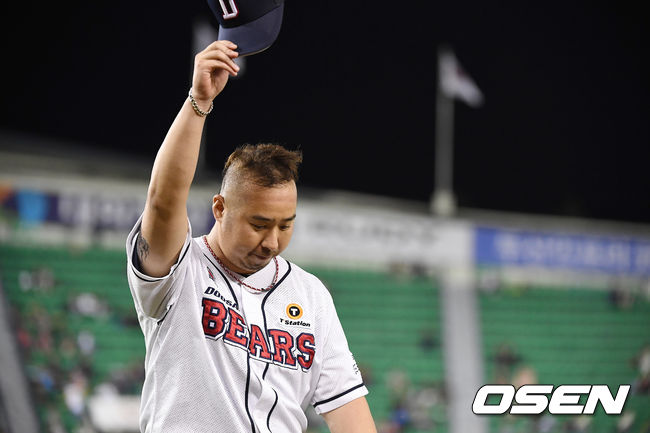 [OSEN=잠실, 곽영래 기자] 20일 오후 서울 잠실 야구장에서 '2019 신한은행 MY CAR KBO리그' 두산 베어스와 KIA 타이거즈의 경기가 열렸다.8회초 2사 두산 유희관이 마운드를 내려와 팬들에게 모자를 벗어 팬들의 환호에 답하고 있다. / youngrae@osen.co.kr