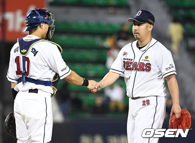 [OSEN=잠실, 곽영래 기자] 20일 오후 서울 잠실 야구장에서 '2019 신한은행 MY CAR KBO리그' 두산 베어스와 KIA 타이거즈의 경기가 열렸다.8회초 2사 두산 유희관이 마운드를 내려오기 전 박세혁과 악수를 나누고 있다. / youngrae@osen.co.kr