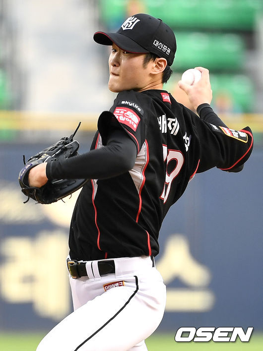 [OSEN=최규한 기자]KT 선발 배제성이 힘차게 공을 뿌리고 있다. /dreamer@osen.co.kr
