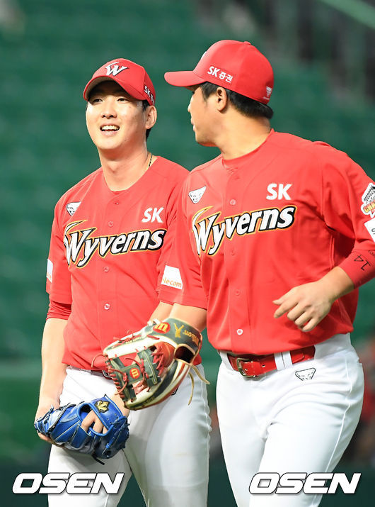 [OSEN=인천, 민경훈 기자]8회초를 마친 SK 문승원이 최정과 하이파이브를 하고 있다./rumi@osen.co.kr