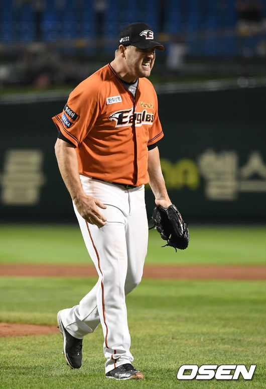 [OSEN=대전, 이대선 기자] 20일 오후 대전 한화생명이글스파크에서 ‘2019 신한은행 마이카 KBO리그’ 한화 이글스와 삼성 라이온즈의 경기가 열렸다.7회초 2사 2루에서 한화 서폴드가 삼성 김상수를 플라이로 처리하고 환호하고 있다. /sunday@osen.co.kr