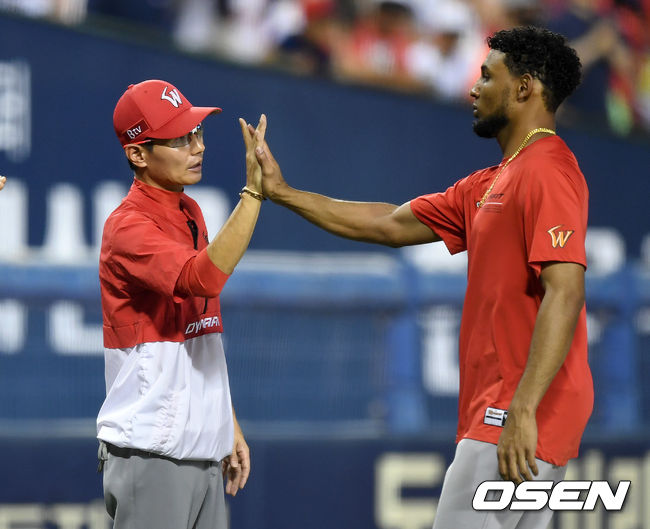 [OSEN=잠실, 이대선 기자]경기 종료 후 SK 염경엽 감독이 산체스와 승리의 기쁨을 나누고 있다. /sunday@osen.co.kr