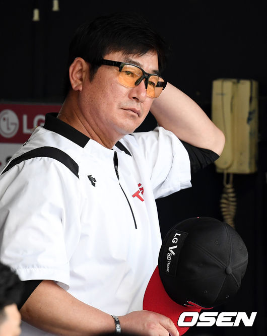 [OSEN=잠실, 민경훈 기자]1회말 LG 류중일 감독이 덕아웃에서 경기를 주시하고 있다./rumi@osen.co.kr