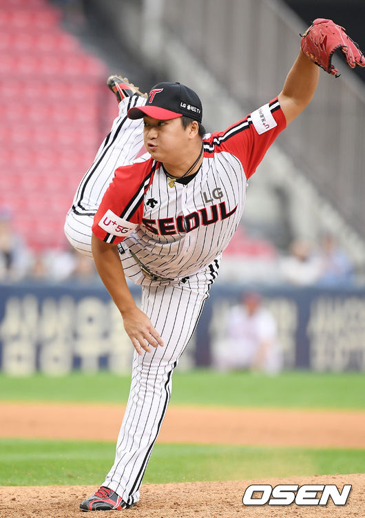 [OSEN=잠실, 민경훈 기자]9회초 마운드에 오른 LG 고우석이 힘차게 공을 뿌리고 있다./rumi@osen.co.kr