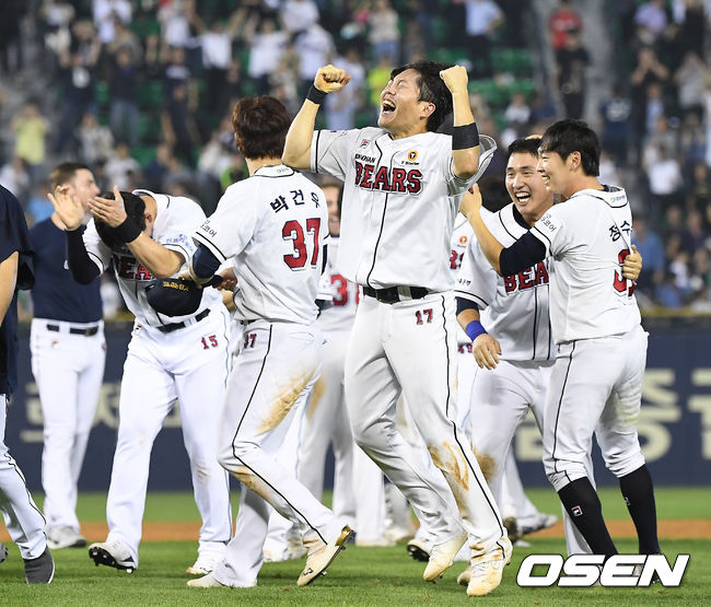 [OSEN=잠실, 곽영래 기자] 1두산 베어스는 1일 서울 잠실구장에서 열린 '2019 신한은행 MY CAR KBO리그' NC 다이노스와의 팀 간 16차전에서 6-5로 승리했다. 이날 승리로 시즌 전적 88승 1무 55패를 기록한 두산은 SK와 동률을 이뤘지만, 상대전적(9승 7패)에서 앞서면서 정규시즌 우승에 성공했다.정규시즌 우승을 거둔 두산 선수들이 기뻐하고 있다. / youngrae@osen.co.kr