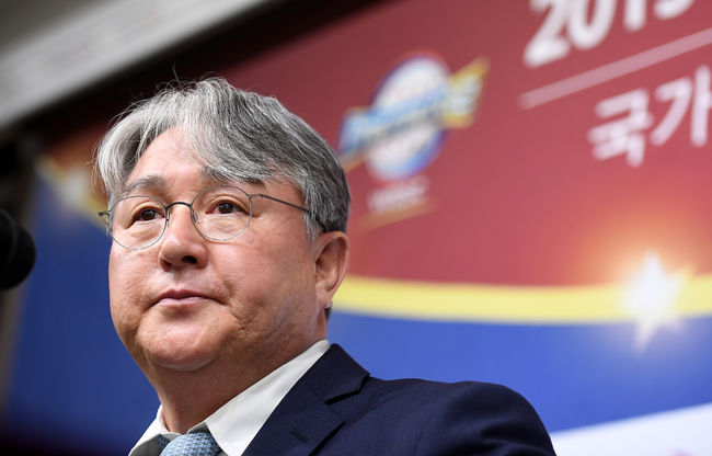 [OSEN=곽영래 기자]김경문 감독이 질문을 듣고 있다. /youngrae@osen.co.kr