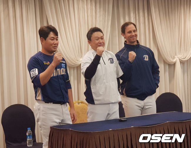 [OSEN=서울(리베라 호텔), 길준영 기자] NC 다이노스 양의지(왼쪽부터), 이동욱 감독, 프리드릭. /fpdlsl72556@osen.co.kr