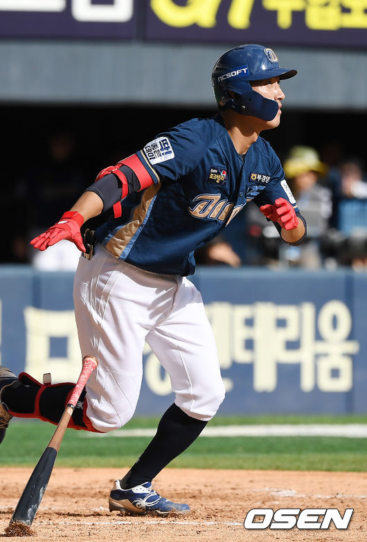 [OSEN=잠실, 곽영래 기자] 3일 오후 서울 잠실야구장에서 '2019 신한은행 MY CAR KBO 포스트시즌' LG 트윈스와 NC 다이노스의 와일드카드 결정전 1차전이 열렸다.5회초 1사 NC 노진혁이 솔로 홈런을 때려내고 있다. /youngrae@osen.co.kr