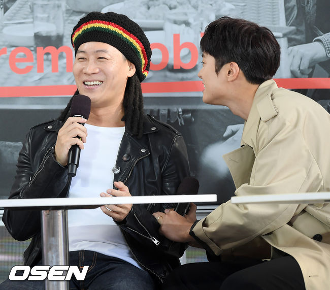 [사진]진선규,'공명의 애교에 환한 미소'   - 미주 중앙일보 